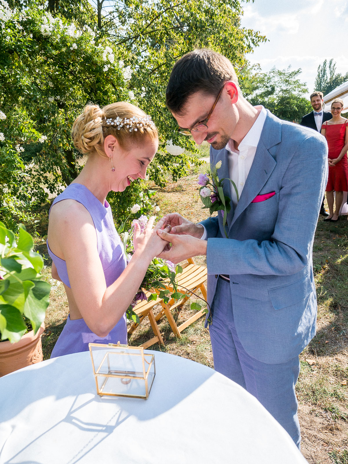 Brautpaar beim Ringwechsel – Hochzeitsfotograf Berlin