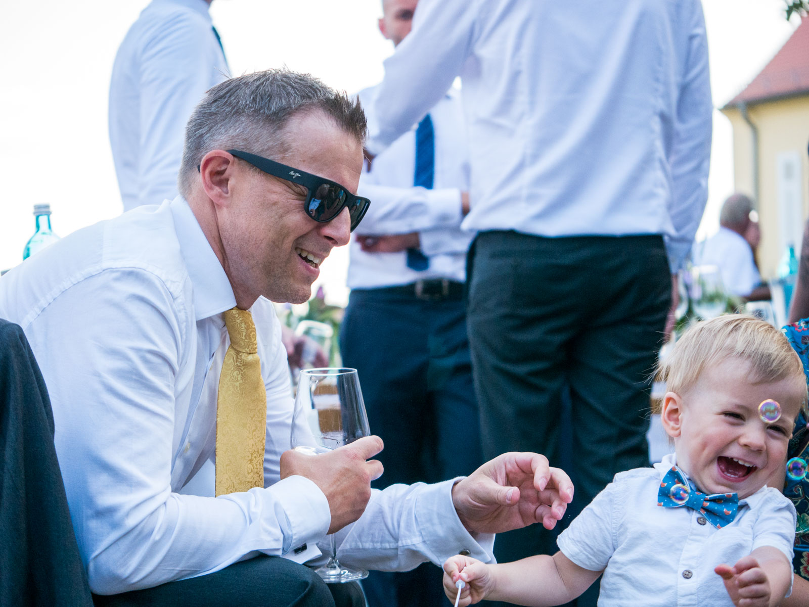 Gast mit Kind lacht ausgelassen