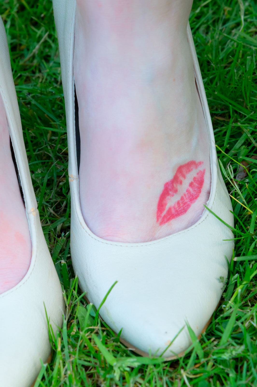 Brautschuhe mit Lippenstift-Kuss