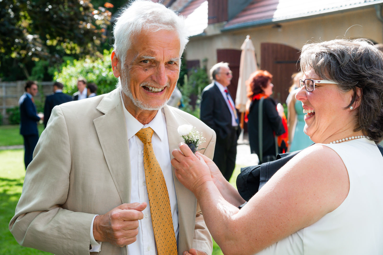 Älterer Herr bekommt Ansteckblume