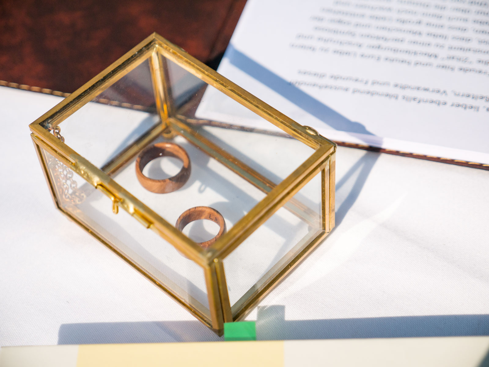 Eheringe in goldener Glasschatulle