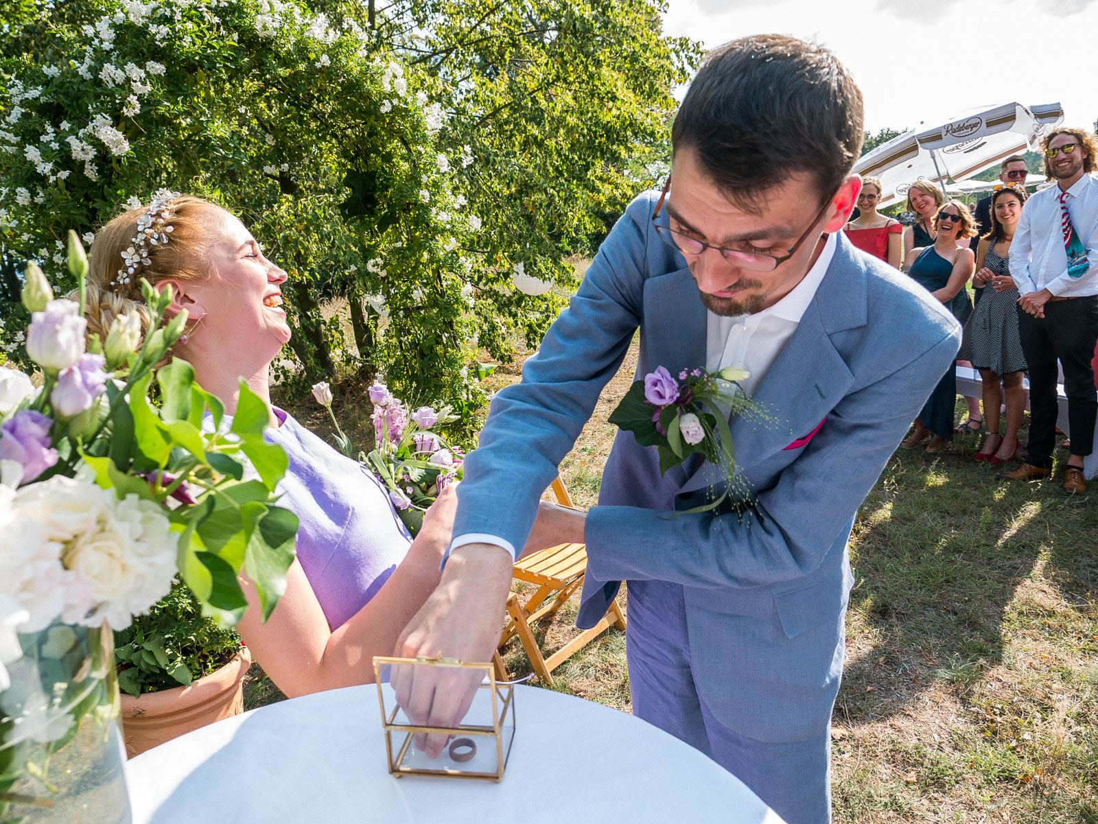 Bräutigam nimmt den Ring aus der Schatulle
